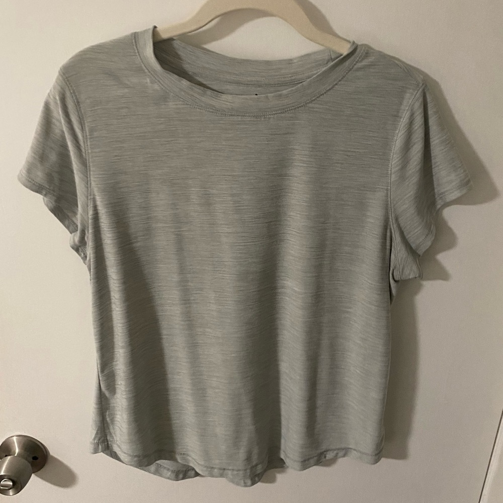 Old Navy Women’s Light Gray Short Sleeve Active Tee